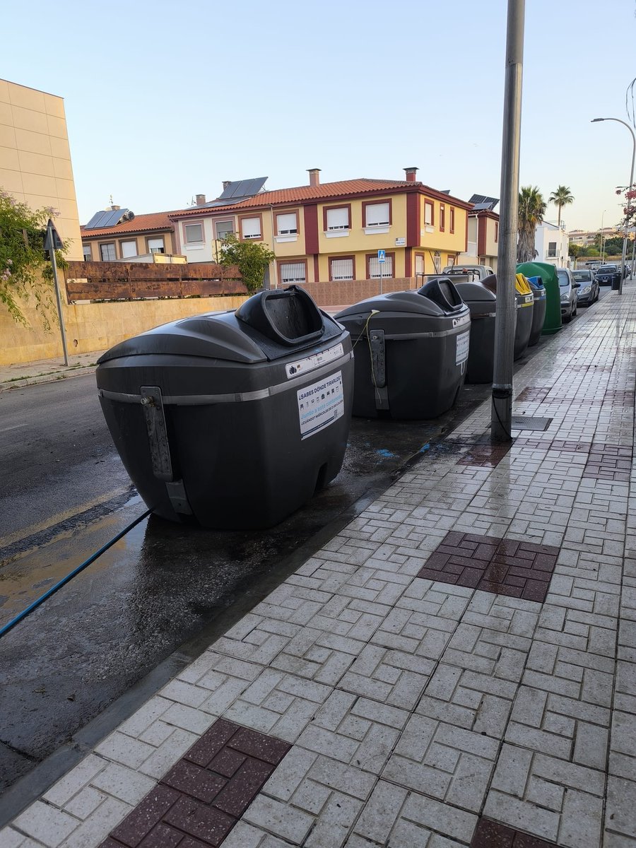 Distrito6M's tweet photo. El Ayuntamiento de @malaga, a través del servicio de @limpiezademalaga ha llevado a cabo nuevos trabajos de limpieza en diferentes puntos del distrito de #CruzdelHumilladero. https://t.co/Vwfn7JHQqj