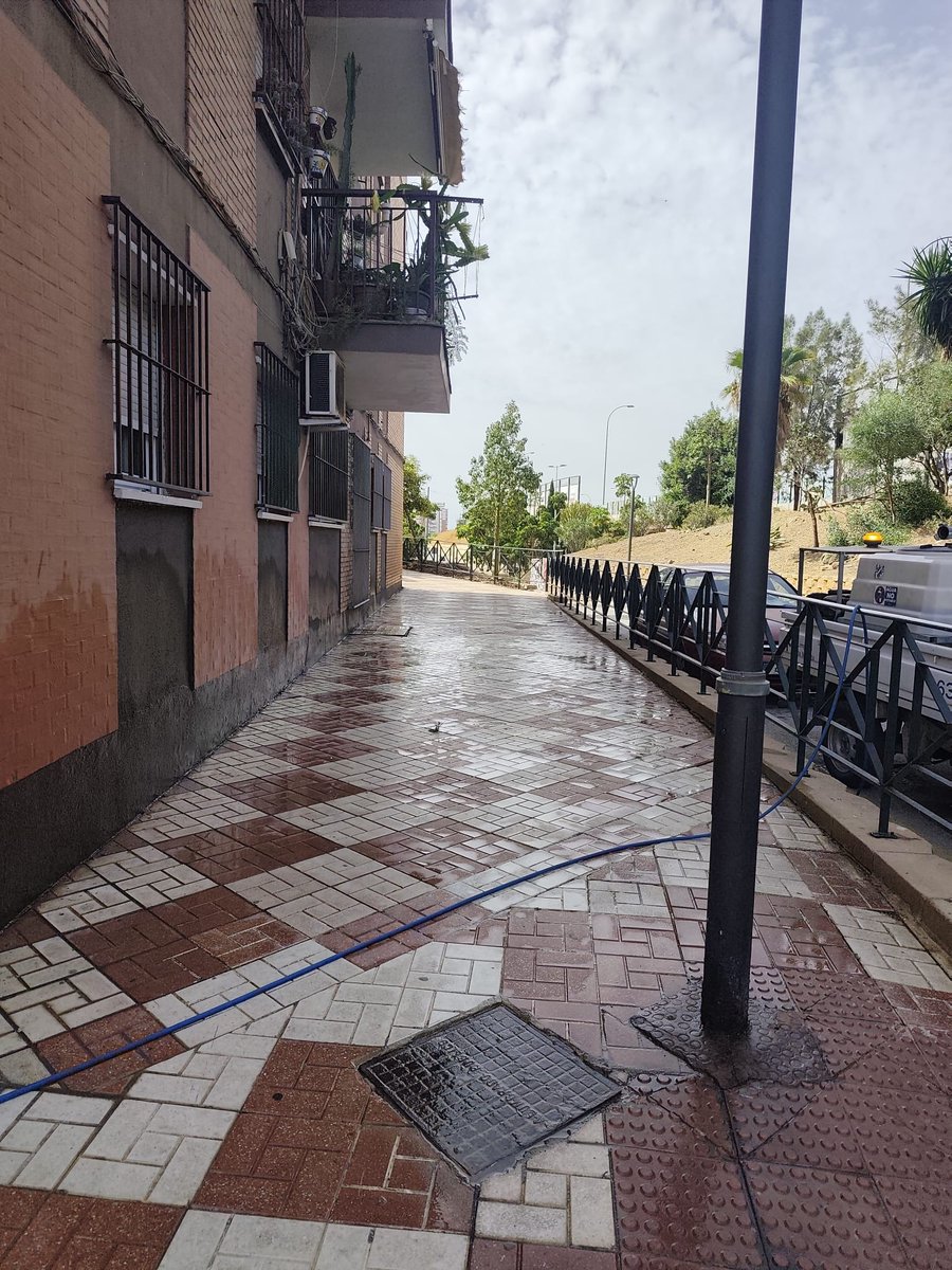 Distrito6M's tweet photo. El Ayuntamiento de @malaga, a través del servicio de @limpiezademalaga ha llevado a cabo nuevos trabajos de limpieza en diferentes puntos del distrito de #CruzdelHumilladero. https://t.co/Vwfn7JHQqj