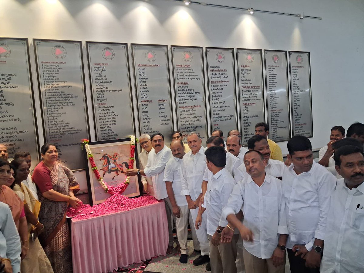 EDRBRS's tweet photo. హైదరాబాద్ :

BRS భవన్ లో బహుజనుల హక్కుల కోసం పోరాడిన వీరుడు సర్దార్ సర్వాయి పాపన్న గౌడ్ జయంతి సందర్భంగా ఆ మహనీయునికి ఘన నివాళులు అర్పించిన మాజీ మంత్రివర్యులు ఎర్రబెల్లి దయాకర్ రావు గారు. https://t.co/g0890g3O5q
