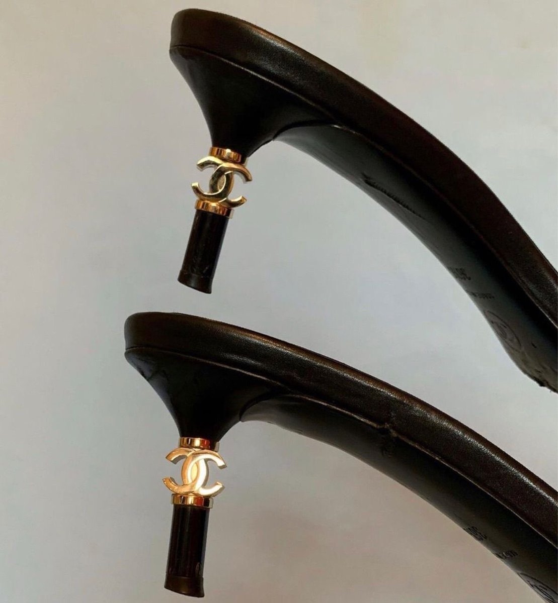 1leio's tweet photo. chanel heels https://t.co/5msBjpQJTE