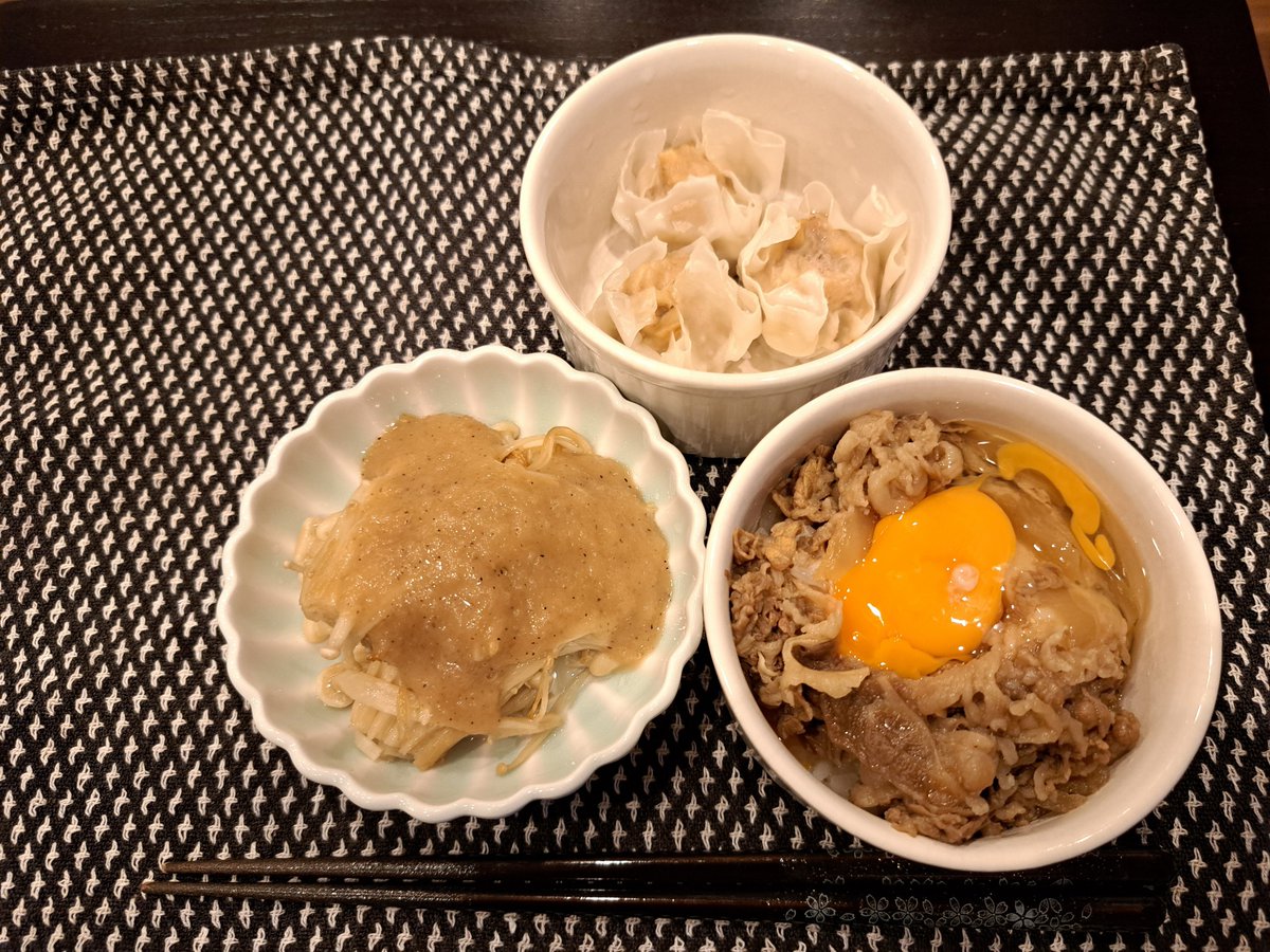 E6Cvn's tweet photo. 月見牛丼
エノキ炒め　シュウマイ
#今日の１人飯
#夜ご飯
#おうちごはん
#料理好きな人とつながりたい
#料理記録
#料理写真
#Twitter家庭料理部
#料理
#晩酌
#昨日の残り物
#おやつ
#花
#乗り物
#株主優待 https://t.co/Rwqvb9uG8M