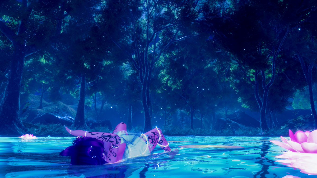 Shikidesu_VR's tweet photo. 「달은 낮에도 밤에도 질 줄 모르지만
어떤 것들은 꼭 평생 질 것 같지 않을 때
슬픈 눈을 하고선 하늘을 보다가
서글픈 달이 되었네」

World: 睡蓮の庭（夜）
Author: mackerel_misogi

#VRChat #VRChatPhotography https://t.co/8Ic4W7B1pW