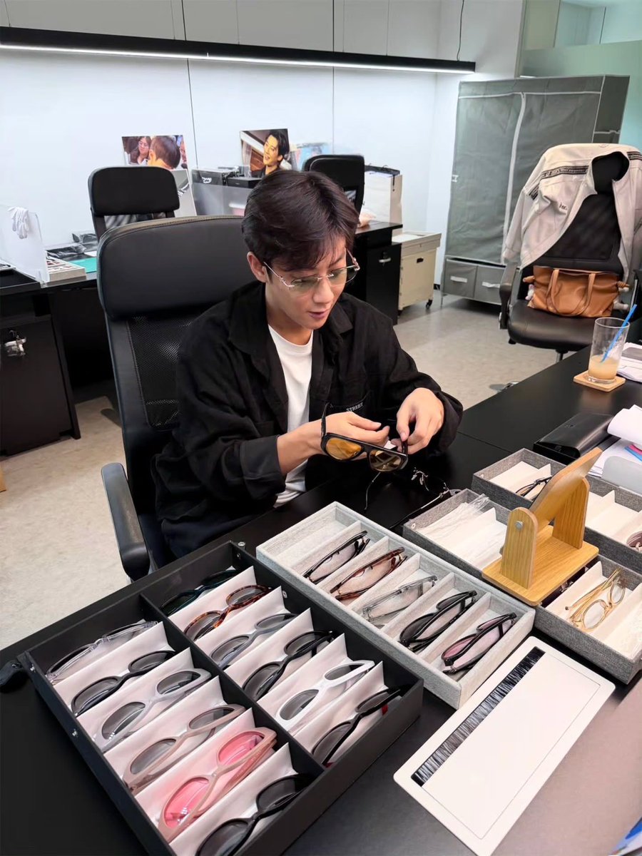 kkjktop's tweet photo. โหวววว มีสีให้เลือกเยอะเลย 🕶️👓
#พี่จอง #BCOMPLEX https://t.co/LR4JKEj0e6