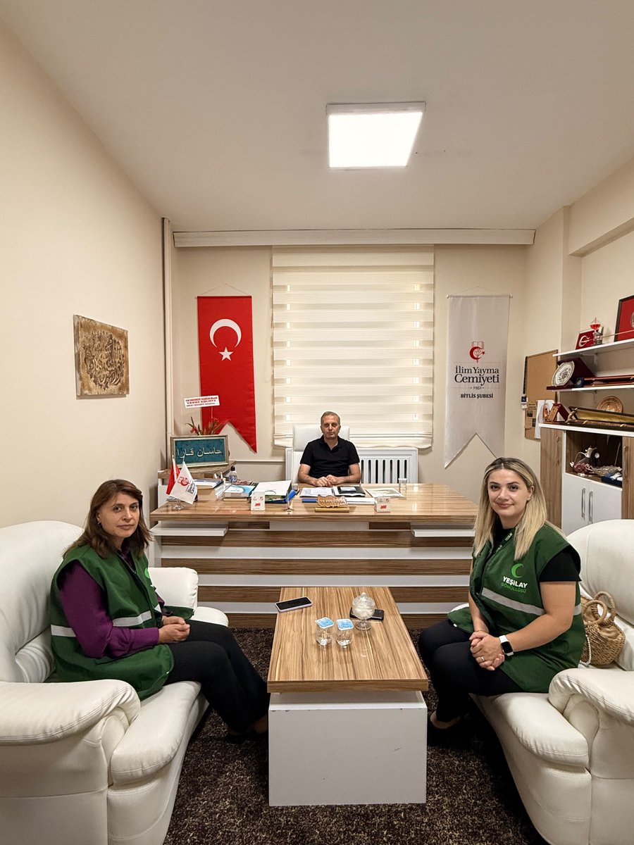 iycbitlissube's tweet photo. Bitlis Yeşilay Kadın Komisyonu Başkanı Mehtap Çiçek ve Şube Sorumlusu Selmin Kalkan, Şube Başkanımız Hasan Fehmi Kara’yı ziyaret ettiler. Nazik ziyaretleri için teşekkür ederiz.
@iycgenelmerkez
@1920yesilay 
@HasanKara_13 
@YesilayBitlis https://t.co/g4k9zPI5Hi
