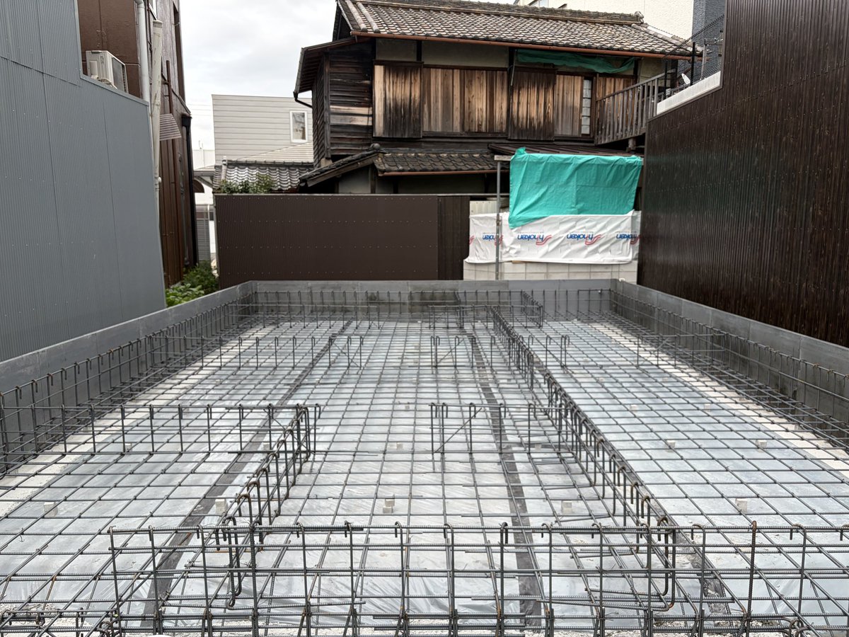 h_tanabe1212's tweet photo. 建築は、見えなくなる部分ほど丁寧に。

今日は、工事中の小さなテナントの配筋確認へ。
今回は中間検査がないため、自主検査をしっかりと。

鉄筋の径やピッチ、かぶり厚さ、補強筋などを一つずつ確認。
フックは45度振って、かぶりをとりやすく。

コンクリートを打てば見えなくなる部分だからこそ、
この段階での確認が大切です。

#建築 #現場監理 #配筋検査 #テナント工事 #建築家