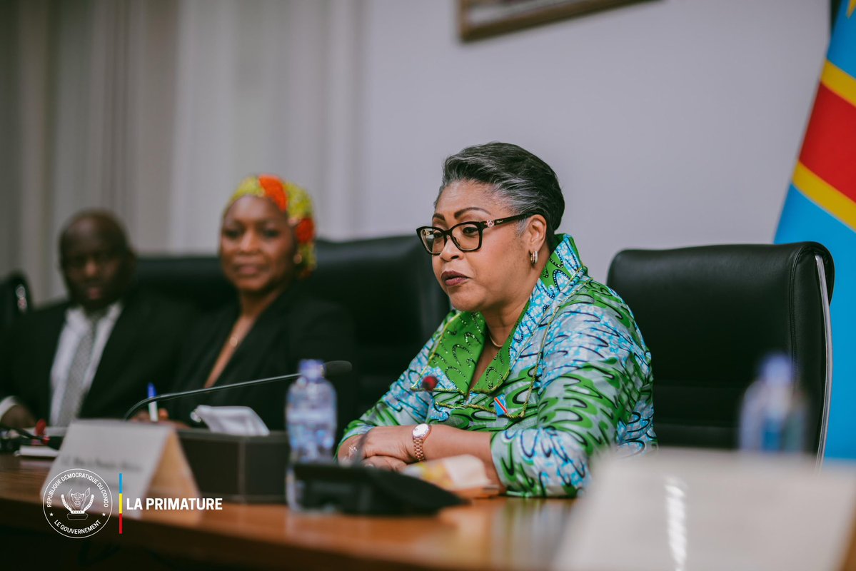 PrimatureRDC's tweet photo. #Santé #Ebola
17 août 2026 | Trois mois après le début de l’épidémie, la Première Ministre, Cheffe du Gouvernement, Judith Suminwa Tuluka, a présidé une réunion technique d’évaluation et d’adaptation de la riposte contre la maladie à virus Ebola.

Trois axes majeurs ont été examinés :

• Renforcement des mesures médicales, en complément des mesures usuelles de santé publique, avec les recherches sur deux vaccins contre la souche Bundibugyo et le recours envisagé aux antiviraux ;
• Validation d’un barème de prise en charge salariale des prestataires engagés dans la riposte ;
• Renforcement de la communication et de la sensibilisation pour lutter contre l’infodémie.

La surveillance épidémiologique reste renforcée, notamment aux abords de Kinshasa où aucun cas n’est enregistré à ce jour.
@MinSanteRDC