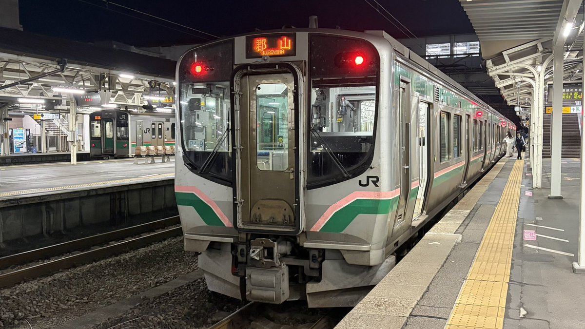 sisulong313's tweet photo. 郡山からは普通列車福島行きに乗って福島まで行きます。車両はE721系でした。接続の列車が混んでいたため、1本見送りこの列車に乗りました。夕ラッシュ時ではありましたが、そこまで混みはしませんでした。 https://t.co/t272rMSEXQ