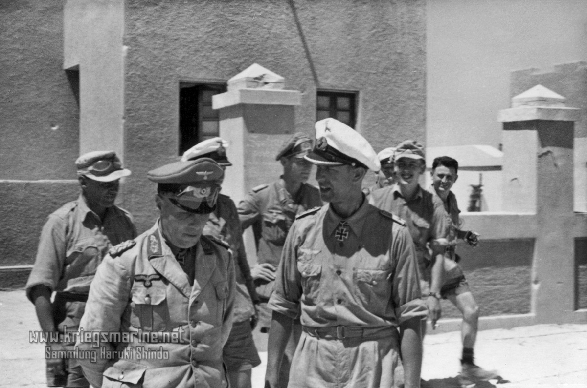 DKMWWII's tweet photo. マルサ・マトルーフ、1942年8月頃

3.S-Flottilleの指揮官ケムナーデ(Friedrich Kemnade)海軍大尉とアフリカ装甲軍司令官ロンメル元帥 https://t.co/YFN8OSklaS