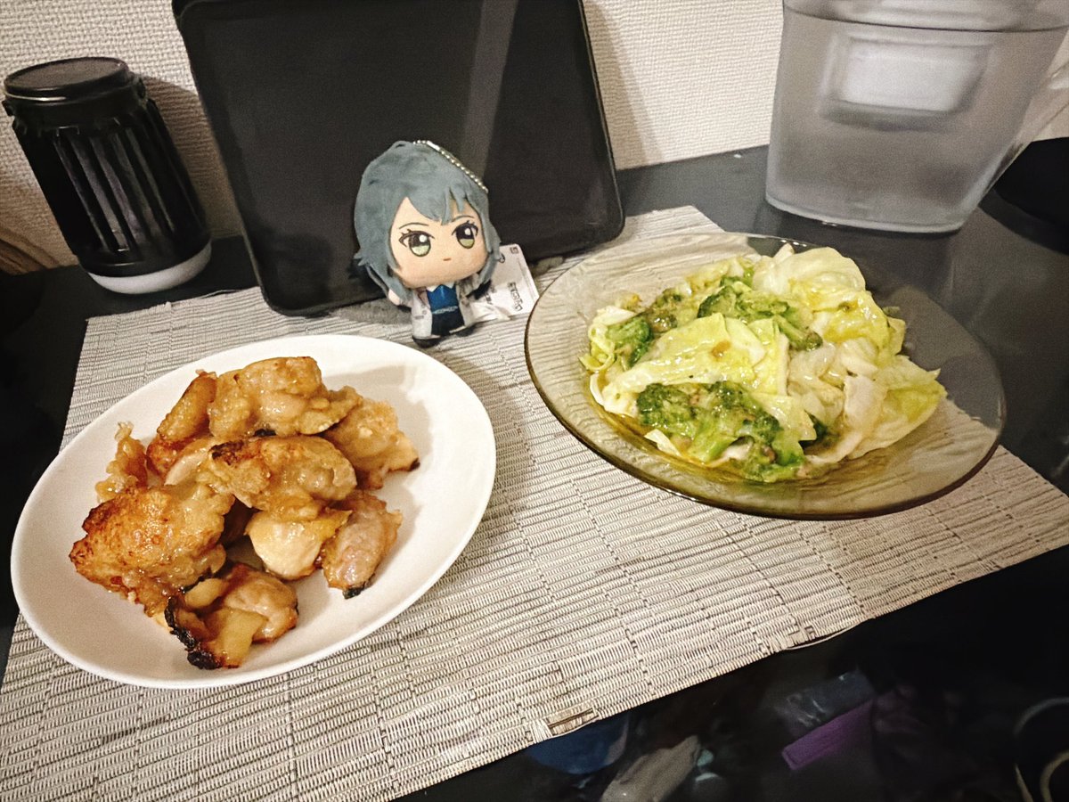 hi8kun192's tweet photo. 今日はキャベツとブロッコリーの炒め物と唐揚げだよ。 https://t.co/zkgOy2dhsR