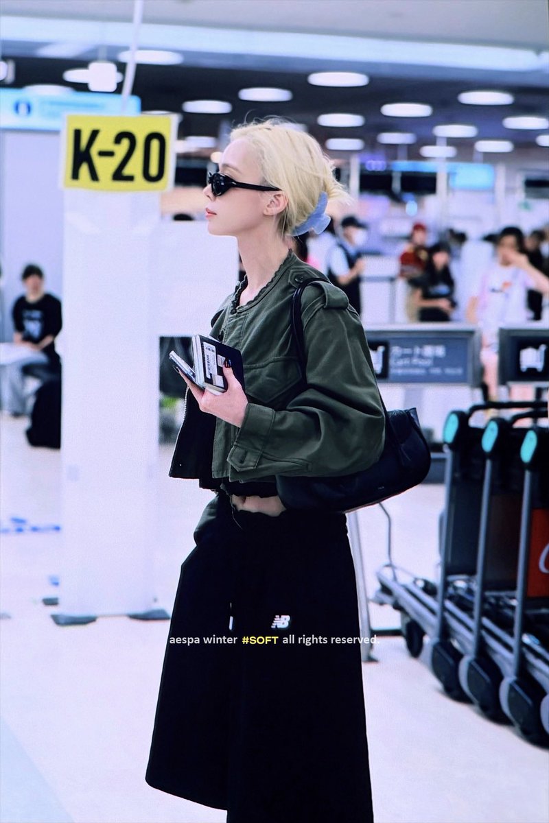 softwwinter's tweet photo. 260818 HND #윈터 #WINTER #에스파 #aespa https://t.co/6CMSzy4DDA