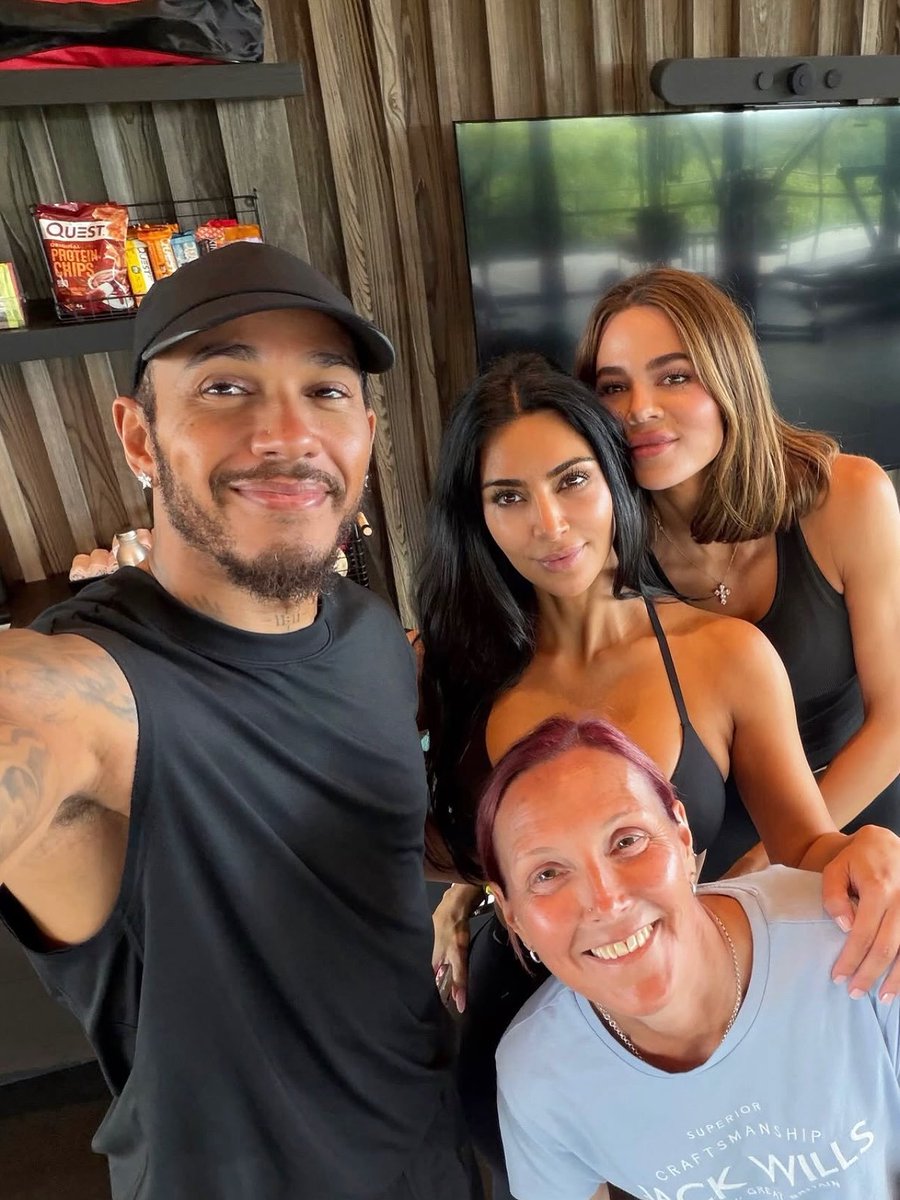 MavenUg's tweet photo. Lewis Hamilton with his wife Kim, his mother and sister🥰💚 https://t.co/VNxT1txfI4