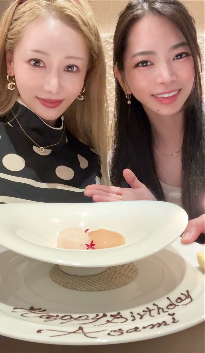 asamiLB's tweet photo. 今日はみやちゃんにとっても優雅なバースデーランチをご馳走になりました〜🍽️🇫🇷🤍🤍
お店の人にチェキも撮ってもろて😘w 素敵な思い出もできました🤍ありがとう〜！！✨
動画はストーリーにあげるね💕
#LOVEBITES #Asamiyako https://t.co/xq0gwjTMoR