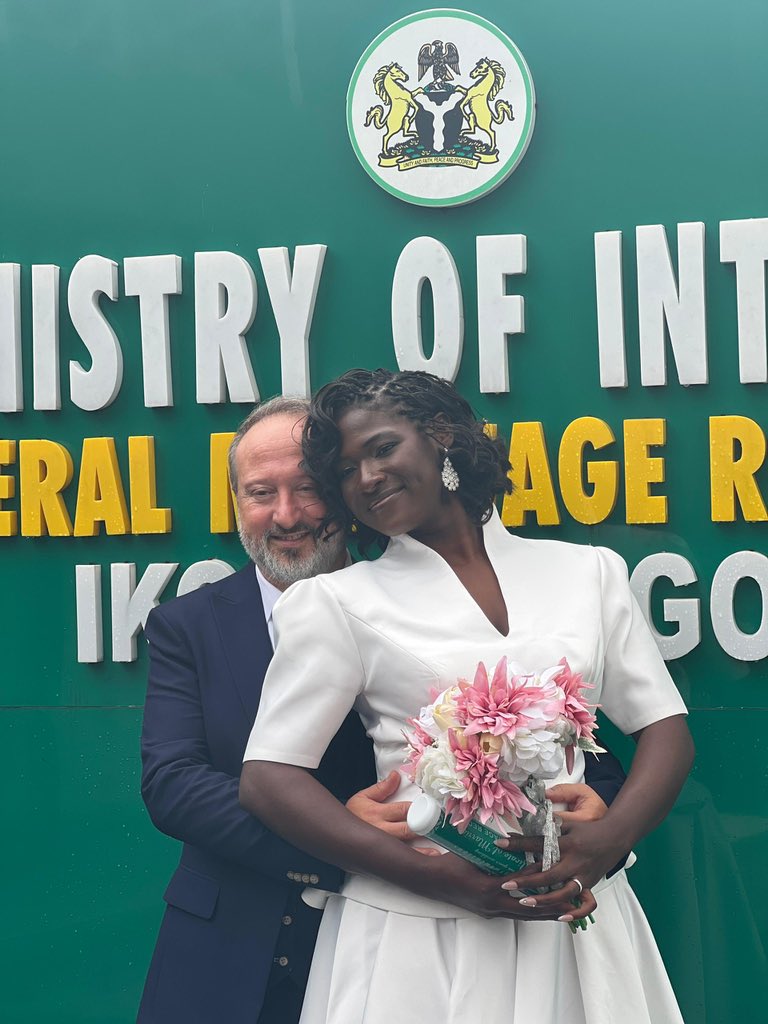 omogeabi's tweet photo. Happy one year anniversary to our girl, Abi and the love of her life, Alex 🫶🏾

Congratulations and many many more years of happiness and marriage bliss to the lovebirds. 🌸🌸

#AbisolaAyoola #BBNaija https://t.co/cnmLDQloRX