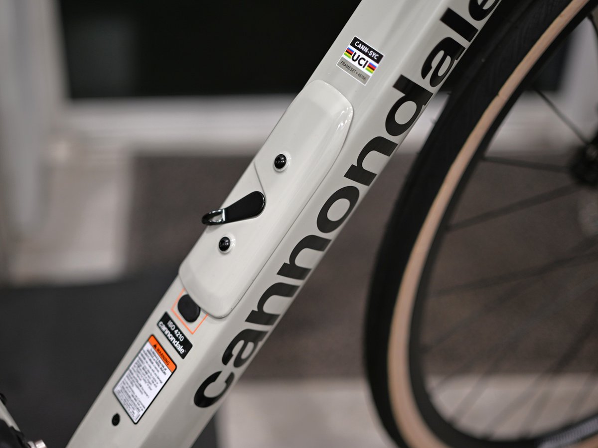 OkabeCycle's tweet photo. cannondale SYNAPSE CARBON 4を納車させていただきました！

空力性能や反応性、快適性を重視して設計されたハイパフォーマンスエンデュランスロード！

Δコラム、D型ポスト、ワイドなタイヤに対応するクリアランスを採用。
便利なスタッシュポート付きです。
（1/2） https://t.co/MgmBMjBK0K