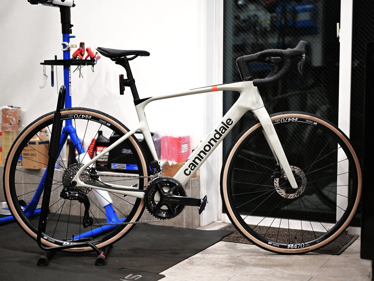 OkabeCycle's tweet photo. cannondale SYNAPSE CARBON 4を納車させていただきました！

空力性能や反応性、快適性を重視して設計されたハイパフォーマンスエンデュランスロード！

Δコラム、D型ポスト、ワイドなタイヤに対応するクリアランスを採用。
便利なスタッシュポート付きです。
（1/2） https://t.co/MgmBMjBK0K