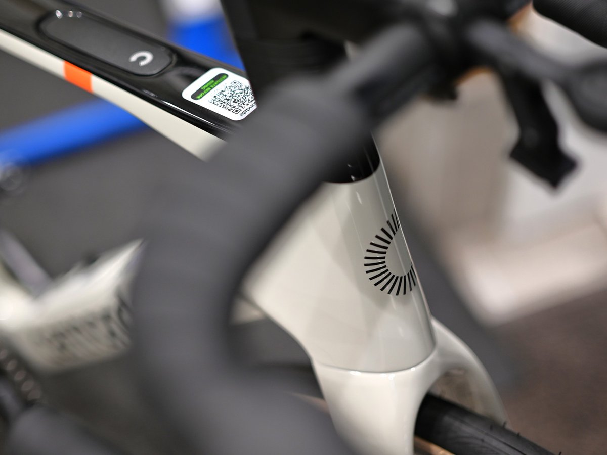 OkabeCycle's tweet photo. cannondale SYNAPSE CARBON 4を納車させていただきました！

空力性能や反応性、快適性を重視して設計されたハイパフォーマンスエンデュランスロード！

Δコラム、D型ポスト、ワイドなタイヤに対応するクリアランスを採用。
便利なスタッシュポート付きです。
（1/2） https://t.co/MgmBMjBK0K