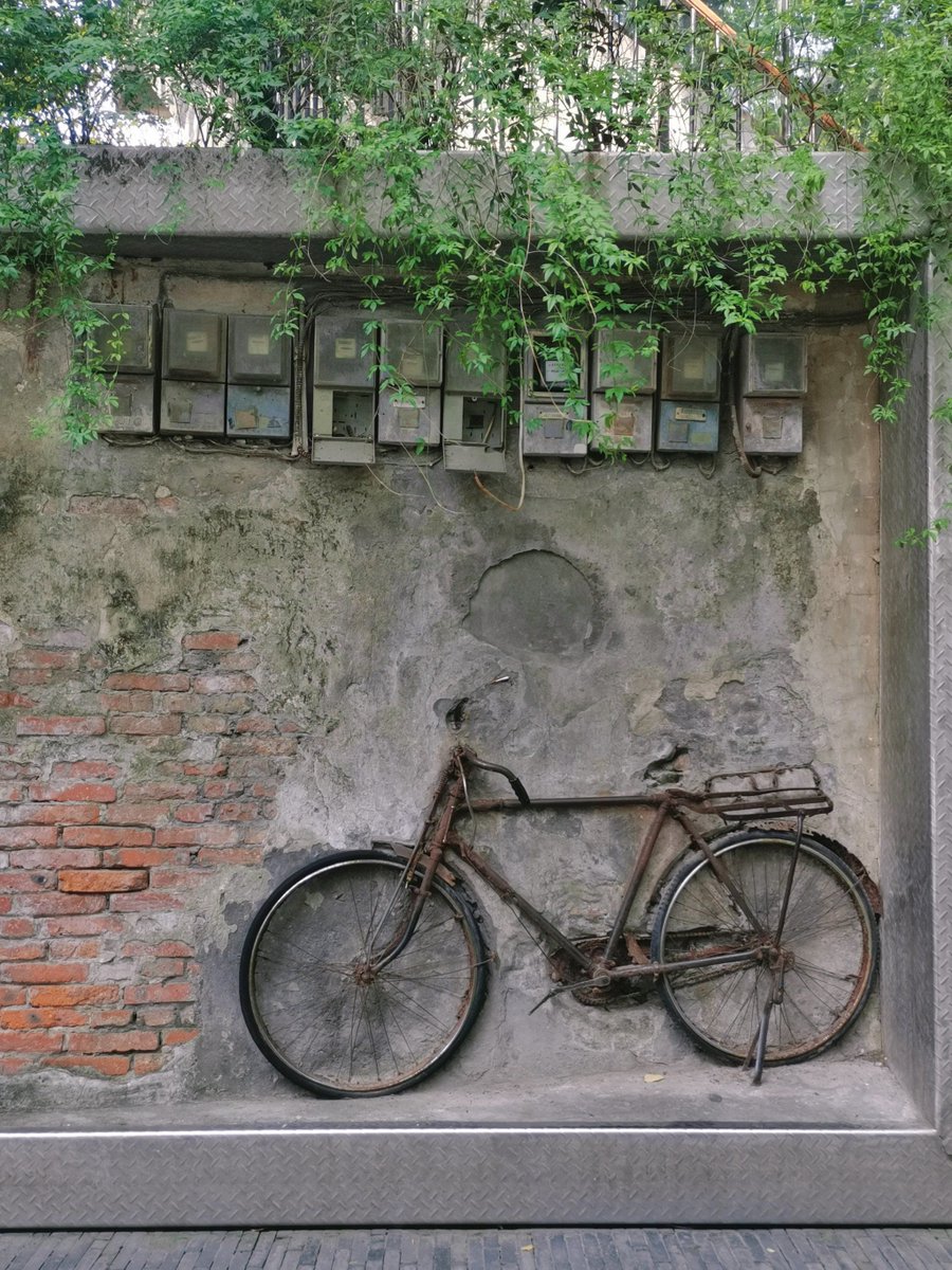 WJ5nNyJYA5w4K's tweet photo. Quick morning walk, spotted a vintage bike leaning against a graffiti wall—city vibes hit different. https://t.co/v6V0lr9its