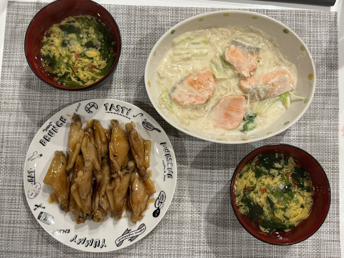 bs_tb's tweet photo. さて高校野球の有明を応援しながら夕ごはん作りました🧑‍🍳

今日の夕ごはんは、、、

鮭のクリーム煮！

手羽中の甘辛チキンバー！！

ほうれん草スープ！

もう食べ終わったんですが、チキンバー美味すぎだろ、、、

ご飯すすむくんでした！

有明ほんとお疲れ様でした！
勇気をありがとう！

ごちそうさまでしたーー🤤