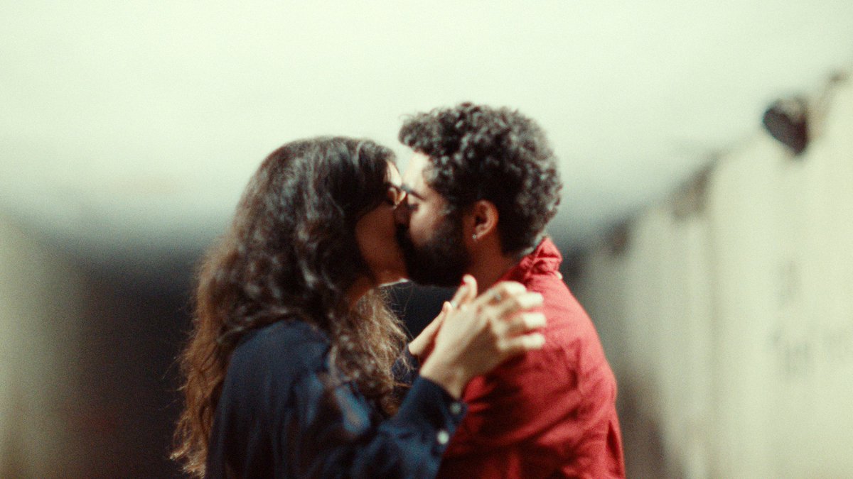 LUCHSKino_Halle's tweet photo. ✨🌍 #ASadAndBeautifulWorld – Ab 20.08. im #LUCHSKino!
Nino & Yasmina verlieren sich nach ihrer Geburt in Beirut und treffen sich Jahrzehnte später wieder. Eine Liebesgeschichte voller Hoffnung.
📽 https://t.co/z6EilC32fE
🎫 https://t.co/oy8tcze9qd
#NeueVisionen #HalleSaale https://t.co/OeiLxp4m9Z