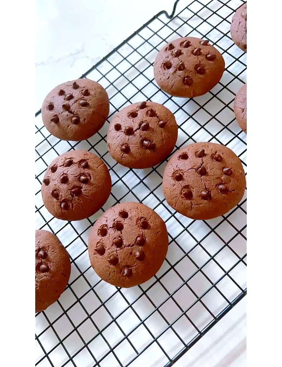 leslie96rc7's tweet photo. Just baked warm chocolate chip cookies that smell like pure joy—five minutes in, they’re already half gone , https://t.co/BfmiJLuSzf