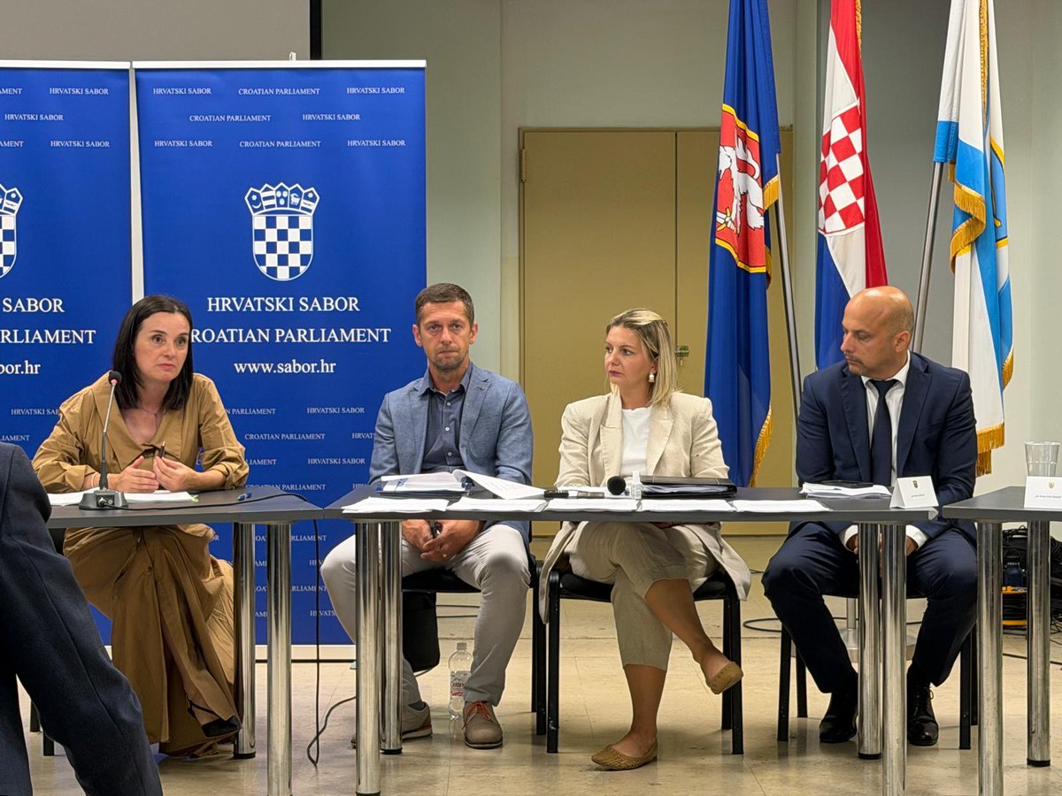 MZOZT_RH's tweet photo. ✅ Unatoč prekidu sjednice, nastavit ćemo komunicirati s građanima otvoreno i transparentno kao i dosad. 

✅ Uzeti su dodatni uzorci podzemnih voda.

✅ Priremamo postupak za prekrivanje otpada. 

➡️ Ministrica Marija Vučković i direktor #FZOEU Luka Balen na jučerašnjem #Odbor https://t.co/sxRZcVCNfQ