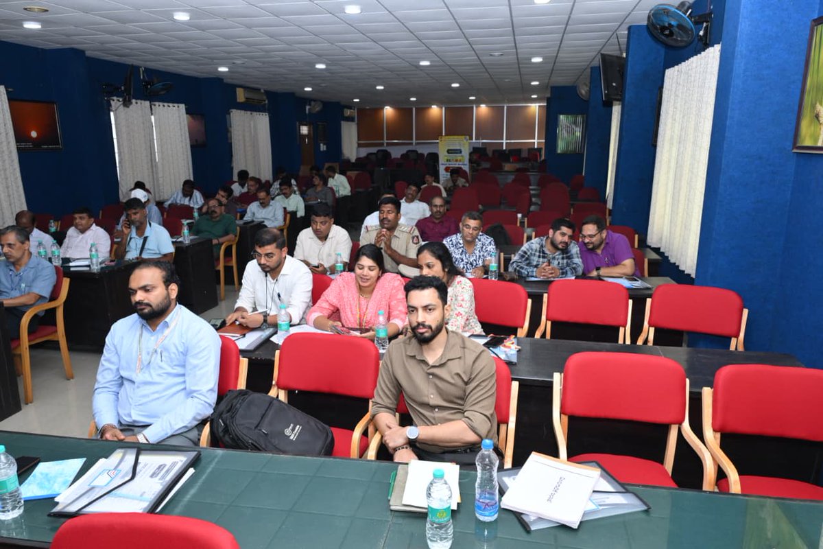 PIBBengaluru's tweet photo. ವಾರ್ತಾಲಾಪ ಕಾರ್ಯಾಗಾರದಲ್ಲಿ ಜಿಲ್ಲಾ ಪಂಚಾಯತ್ ಮುಖ್ಯ ಕಾರ್ಯನಿರ್ವಹಣಾಧಿಕಾರಿ ಶ್ರೀ ದಿಲೀಷ್ ಶಶಿ ಅವರು ಮಾತನಾಡಿ, ಮಾಧ್ಯಮ ಹಾಗೂ ಆಡಳಿತದ ನಡುವೆ ನಿರಂತರವಾಗಿ ಸಂವಹನ ಇರಬೇಕು. ಇದರಿಂದ ಸಾರ್ವಜನಿಕರಿಗೆ ಜನಪರ ಯೋಜನೆಗಳ ಕುರಿತು ನಿಖರ ಮಾಹಿತಿ, ಜ್ಞಾನ ದೊರೆಯುತ್ತದೆ ಎಂದು ಹೇಳಿದರು.
#Vartalap https://t.co/FH8z4rSWEF