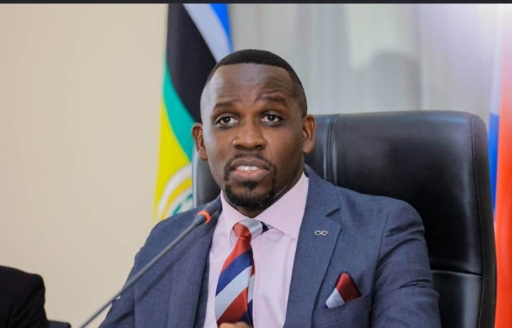 Ainembabazi3615's tweet photo. The greatest leader of opposition🇺🇬,as the medical fraternity we appreciate your efforts Lop Hon Joel ssenyonyi 👍

You're faaaaaaarrrr better than your NUP leader bobi https://t.co/oBAqcTF4jJ