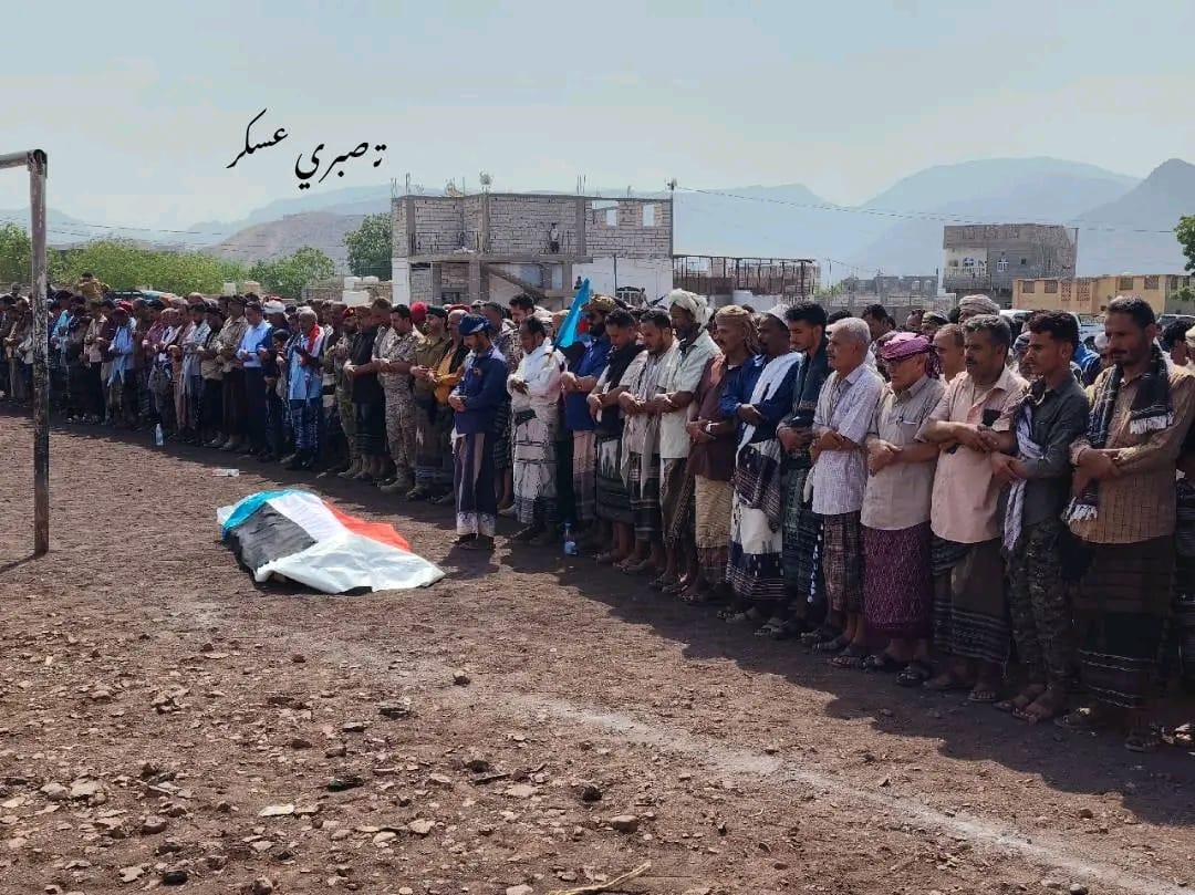 MBazmalh's tweet photo. بحضور الحالمي ومهدي .. الآلاف من أبناء الجنوب يشيّعون جثمان الشهيد عبدالرحيم مثنى إلى مسقط رأسه بردفان الذي ارتقى شهيدًا متأثرًا بإصابته جراء القصف السعودي الغادر الذي استهدف القوات الجنوبية في حضرموت. https://t.co/3tV0SoHZ5R
