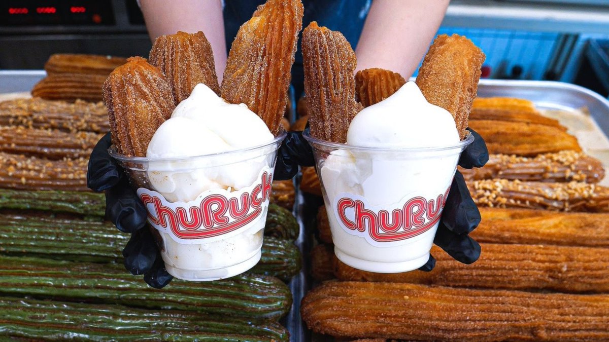 AnaRichardwr's tweet photo. Qué antojo! Compartiendo mis crujientes churros con chocolate recién hechos, perfectos para cualquier momento del día ， https://t.co/EJ14h732pI