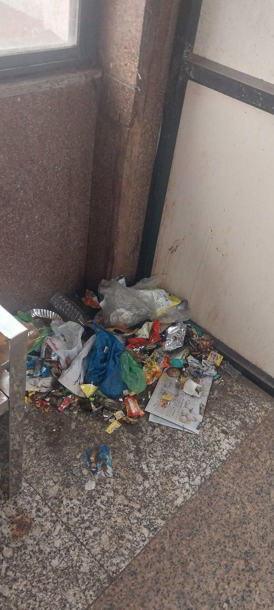 quietautomatic's tweet photo. @WesternRly Surat Platform #1  is filthy and stinking. Please look into this https://t.co/OWdn9NKei3