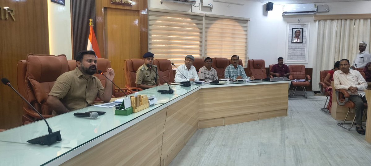 dm_kushinagar's tweet photo. विद्यालय वाहनों की सुरक्षा एवं ऋण योजनाओं की प्रगति की समीक्षा।

आज कलेक्ट्रेट सभागार में जिला विद्यालय परिवहन यान सुरक्षा समिति तथा जिला उद्योग, व्यापार एवं श्रम बन्धु एवं जिला अग्रणी बैंक की डी.सी.सी./डी.एल.आर.सी. की बैठक आयोजित हुई।

बैठक में सभी विद्यालयों में विद्यालय सुरक्षा परिवहन यान समिति का अनिवार्य ��ठन, विद्यालय वाहनों की शत-प्रतिशत फिटनेस, चालकों की फिटनेस जांच एवं पुलिस सत्यापन सुनिश्चित करने तथा किसी भी दशा में अनफिट वाहन का संचालन न होने देने के निर्देश दिए गए।

साथ ही मुख्यमंत्री युवा उद्यमी योजना के अंतर्गत उद्योग स्थापना हेतु ऋण आवेदनों को अधिक से अधिक स्वीकृत करने, बिना उचित कारण निरस्त आवेदनों की पुनः जांच कराने तथा बैंकों का सीडी रेशियो बढ़ाने के संबंध में आवश्यक दिशा-निर्���ेश दिए गए।