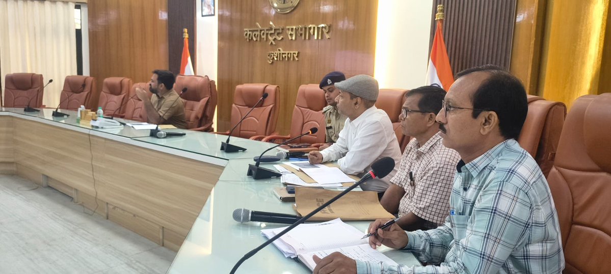 dm_kushinagar's tweet photo. विद्यालय वाहनों की सुरक्षा एवं ऋण योजनाओं की प्रगति की समीक्षा।

आज कलेक्ट्रेट सभागार में जिला विद्यालय परिवहन यान सुरक्षा समिति तथा जिला उद्योग, व्यापार एवं श्रम बन्धु एवं जिला अग्रणी बैंक की डी.सी.सी./डी.एल.आर.सी. की बैठक आयोजित हुई।

बैठक में सभी विद्यालयों में विद्यालय सुरक्षा परिवहन यान समिति का अनिवार्य ��ठन, विद्यालय वाहनों की शत-प्रतिशत फिटनेस, चालकों की फिटनेस जांच एवं पुलिस सत्यापन सुनिश्चित करने तथा किसी भी दशा में अनफिट वाहन का संचालन न होने देने के निर्देश दिए गए।

साथ ही मुख्यमंत्री युवा उद्यमी योजना के अंतर्गत उद्योग स्थापना हेतु ऋण आवेदनों को अधिक से अधिक स्वीकृत करने, बिना उचित कारण निरस्त आवेदनों की पुनः जांच कराने तथा बैंकों का सीडी रेशियो बढ़ाने के संबंध में आवश्यक दिशा-निर्���ेश दिए गए।