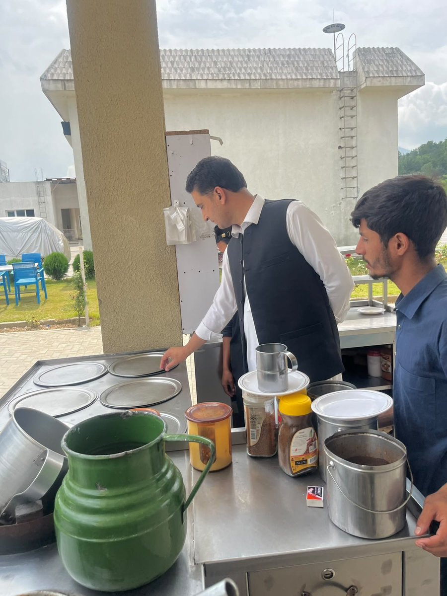 dc_battagram's tweet photo. ایڈیشنل اسسٹنٹ کمشنر حارث الدین نے کوزہ بانڈہ سروس ایریا کا معائنہ کیا۔ معائنے کے دوران ہوٹلز، ٹک شاپس اور پٹرول اسٹیشن کا جائزہ لیا گیا اور صفائی ستھرائی، نرخ ناموں اور دیگر انتظامات کا معائنہ کیا گیا۔ متعلقہ افراد کو ضروری ہدایات بھی جاری کی گئیں۔ https://t.co/jAfTV5CSie