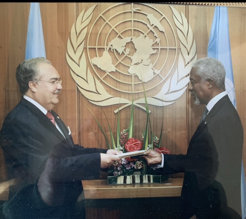 romero_m1's tweet photo. Recordamos hoy el fallecimiento hace 8 de Kofi Annan Ex Secretario General de las Naciones Unidas y Premio Nobel de la Paz . A el le presente las Cartas Credenciales como Embajador,Representante Permanente de Honduras en la Organización  de las Naciones Unidas en New York .Su voz sigue presente en quienes creemos en el diálogo , la cooperación Internacional y la solución pacífica de las controversias.