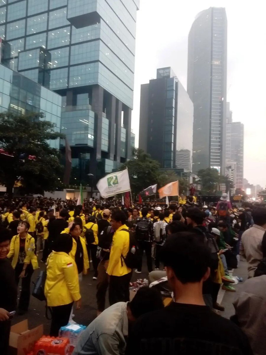 bismillahyuk_'s tweet photo. 🚨 UPDATE: Jam 17:40 BEM UI &amp; aliansi mahasiswa lainnya masih stand by orasi depan UOB tower dalam aksi #demo hari ini

HIDUP PERJUANGAN ✊🏻 https://t.co/alhytjdZLA