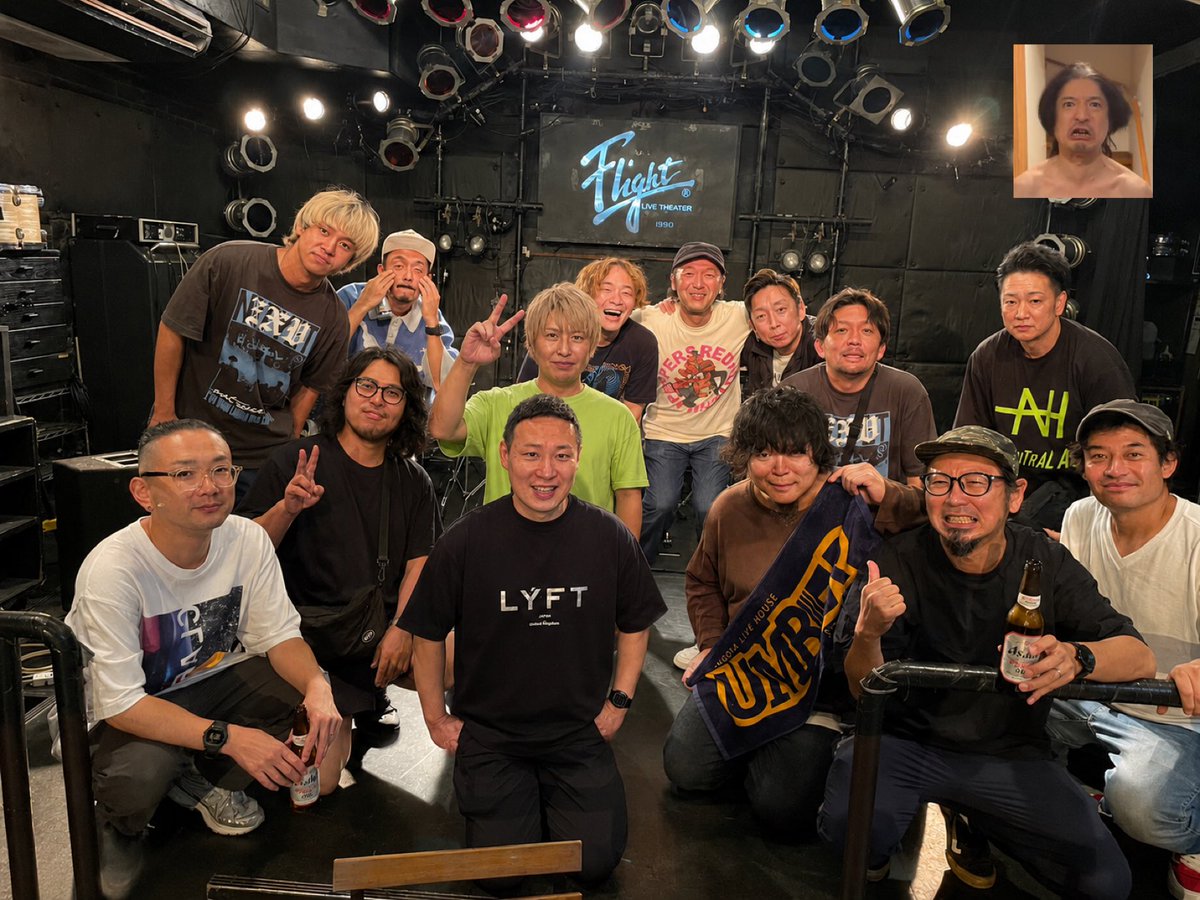 WARPHOLL_GUITAR's tweet photo. 打ち上げ前に写真撮ったんだけど、森さんいなくて写れなくて可哀想だから入れてあげた!
#WARPHOLL
#府中Flight
#集合写真 https://t.co/ugujtjwJjH