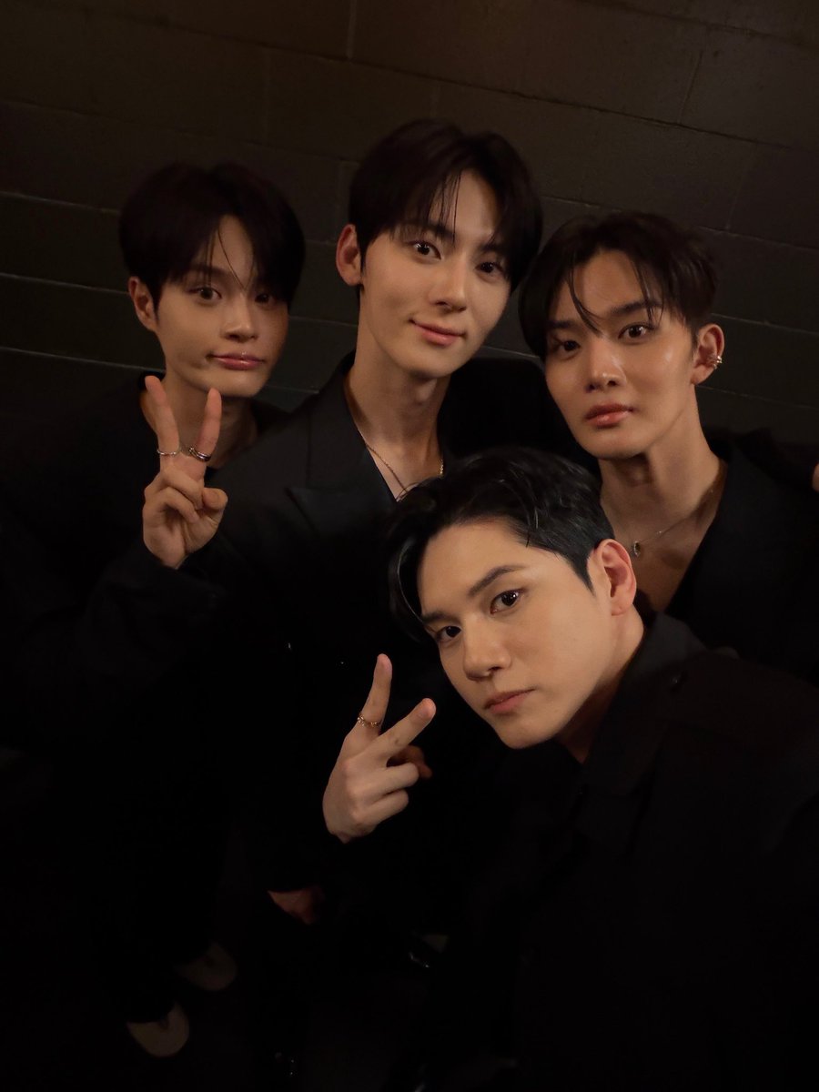 WANNABOND's tweet photo. 260818 💬 #황민현 #이대휘 #배진영 #옹성우 

#WANNABOND #WannaOne #워너원 https://t.co/Q75iByZeF8
