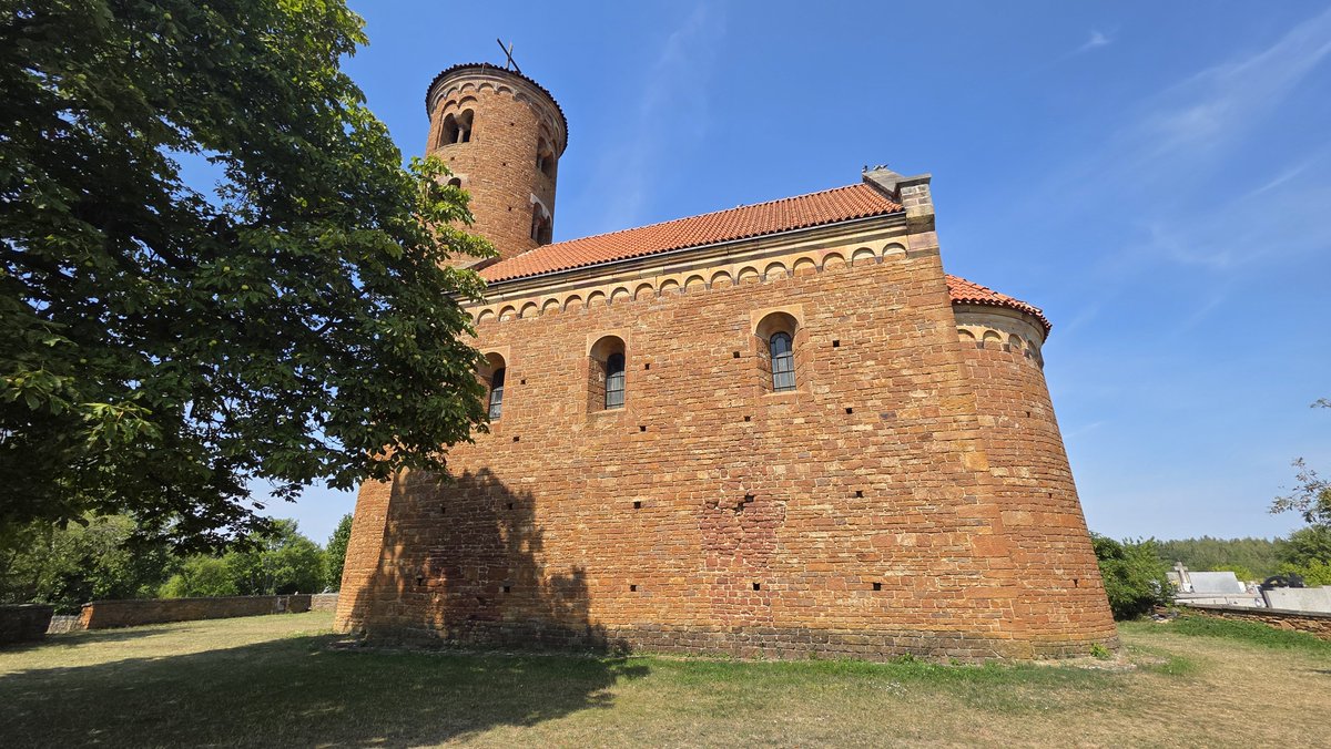 OMPkrakow's tweet photo. Nieco na zachód od Poświętnego leży Inowłódź, w nim zaś romański kościół św. Idziego, ufundowany prawdopodobnie przez księcia Władysława Hermana. Oczywiście po burzliwych przejściach i restauracjach, które coś przywracały, coś dodawały, ale ostatecznie liczy się efekt. https://t.co/h5RGg12GZu
