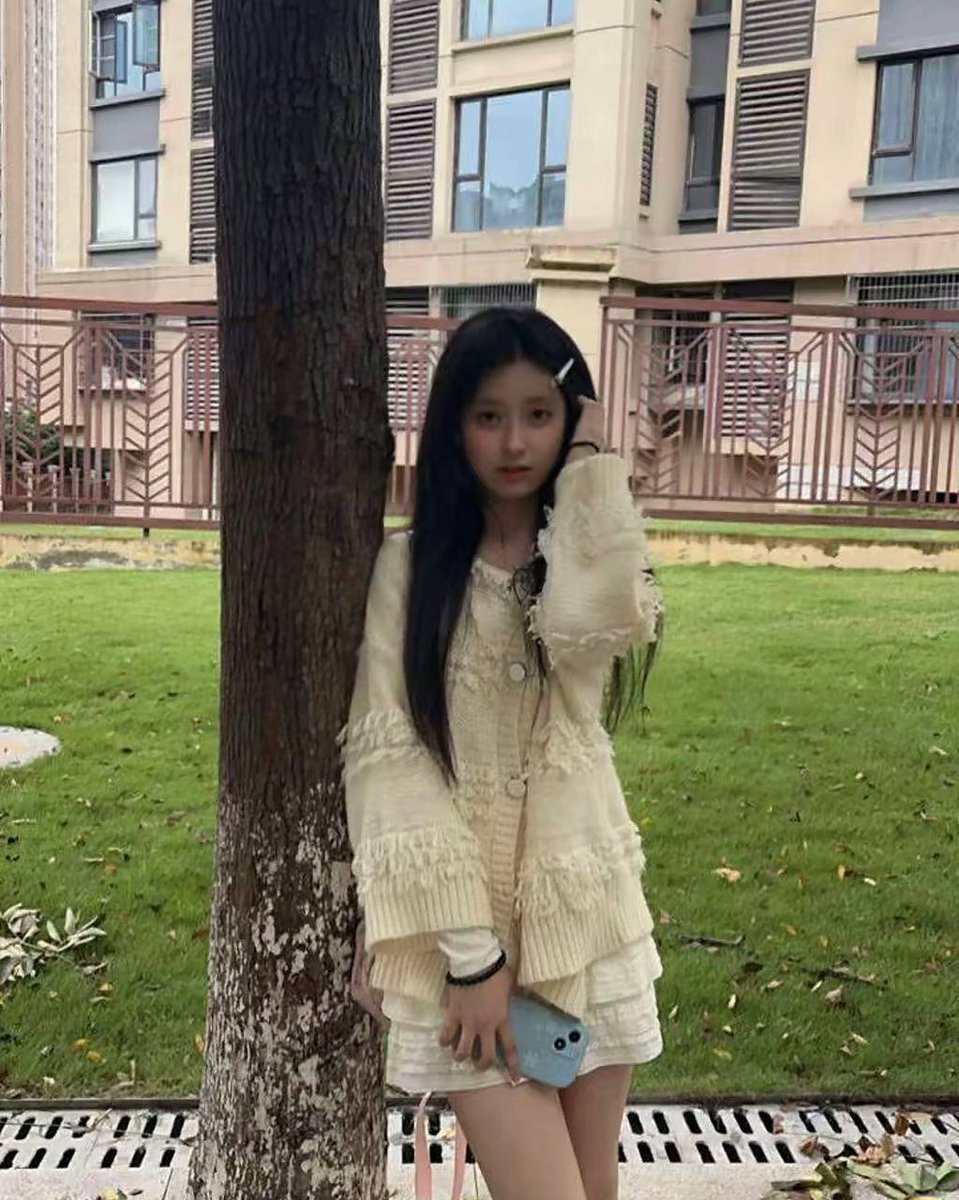 Vyck74's tweet photo. 曾经大学里面内向的女孩也变成了现在的精神小妹 天天在阳台晒身材。今天她喊我帮忙拿东西，我就顺势约她下来喝下午茶。茶里下了料，她没两杯就倒在沙发上，腿张得老开。谁让她平时穿得那么少勾引我，今晚我就好好"视察"一下她的身体。 https://t.co/7AwoXzIya9