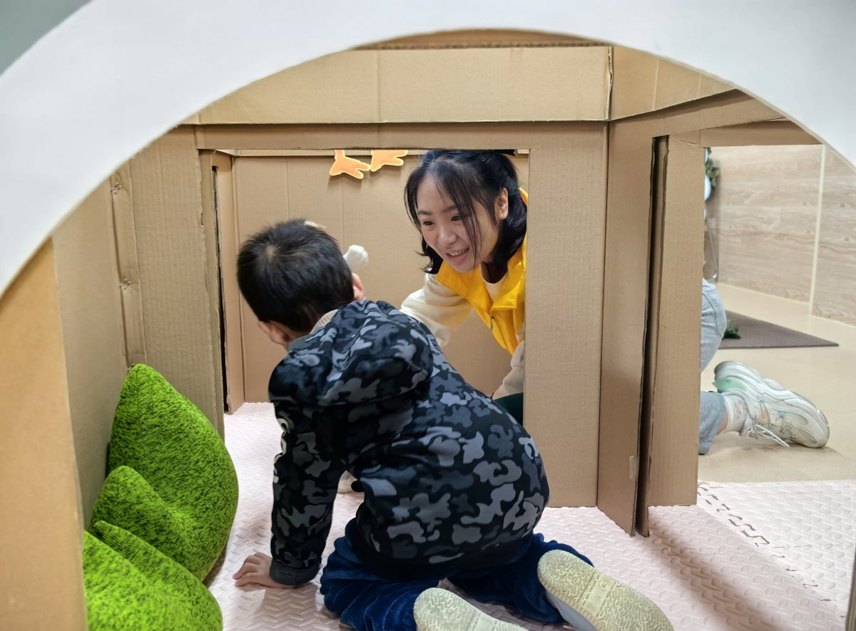 w1C14PUegtK33's tweet photo. Simple fun alert  Building a fort with my kid using couch cushions, laughing so hard we forgot to charge our phones today https://t.co/h6L7C05Tns