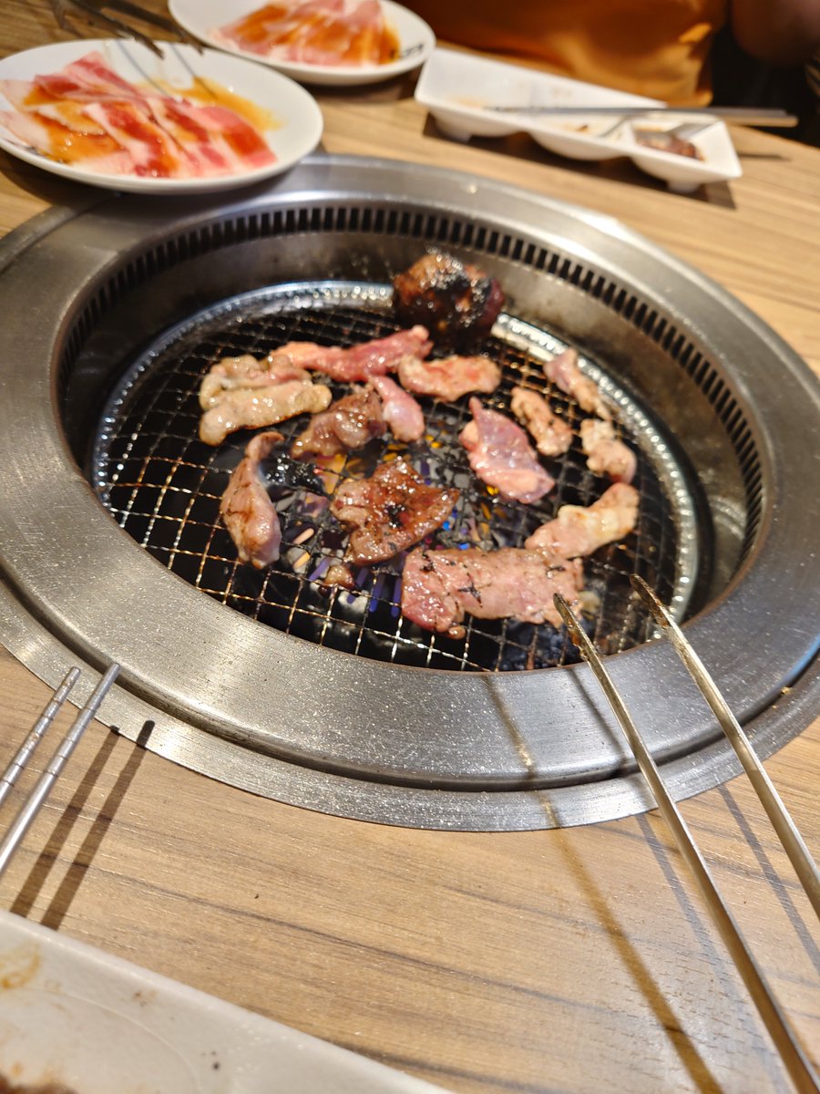 nitouhei's tweet photo. 昨日友達と岡山のガラパゴスと言うお店へ。
思い入れのあったまど2で人生2度目のロングフリーズと、その最中に中段チェリー降臨とやりたい放題暴れてくれました。他にもスーパープラネットやタイムパークを満喫。懐かしかったなあ。
地元に戻って牛角で焼肉シミュレーター実践。いい一日でした。 https://t.co/Xkr4L6wYjh