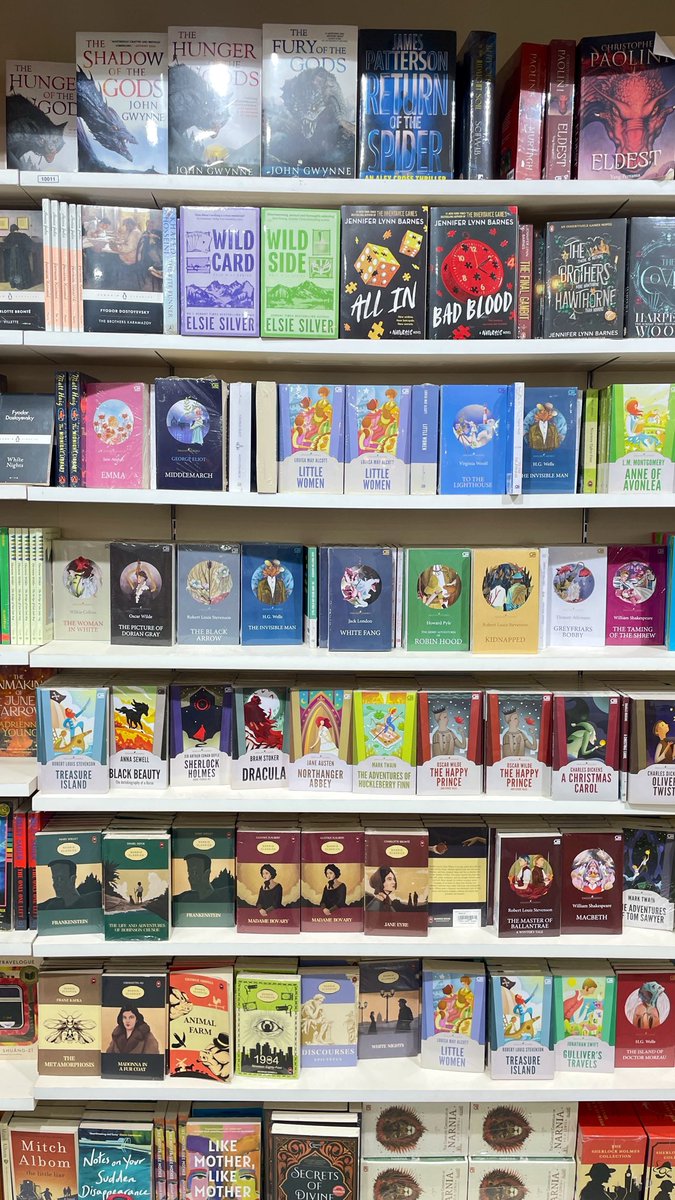 bielbiey's tweet photo. Sepertinya gramedia sudah melihat keluh kesah kita selama ini😌

Nahkan lebih menarik kalo begini raknya😌🙏 https://t.co/VZXkMqWFBy