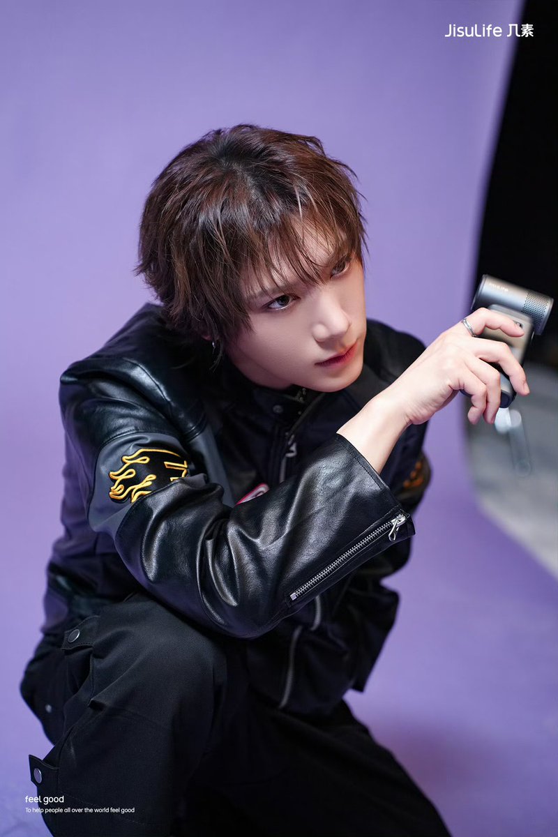 TENzenter's tweet photo. 260818  几素JISULIFE official Weibo update #TENxJisuLife

เก็บโมเมนต์สุด “มีสไตล์” ของ TEN 💜
หยุดภาพไว้ตรงนี้ แล้วปล่อยให้สไตล์ของ TEN เปล่งประกาย ✨ 

ท่ามกลางแสงและเงาที่สลับกันไป เก็บทุกมุมเสน่ห์อันหลากหลายของเตนล์ไว้ผ่านเลนส์ 

ตั้งแต่โมเมนต์น่ารักๆ ไปจนถึงลุคแฟชั่นสุดเท่ทุกเฟรมล้วนเป็นช่วงเวลาที่ทำให้หัวใจ “สั่นไหว” ในแบบที่เป็นเตนล์เท่านั้น ✨