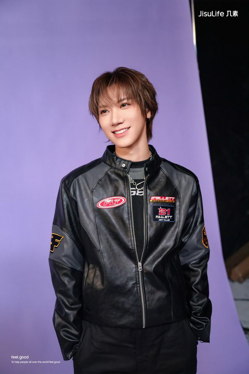 TENzenter's tweet photo. 260818  几素JISULIFE official Weibo update #TENxJisuLife

เก็บโมเมนต์สุด “มีสไตล์” ของ TEN 💜
หยุดภาพไว้ตรงนี้ แล้วปล่อยให้สไตล์ของ TEN เปล่งประกาย ✨ 

ท่ามกลางแสงและเงาที่สลับกันไป เก็บทุกมุมเสน่ห์อันหลากหลายของเตนล์ไว้ผ่านเลนส์ 

ตั้งแต่โมเมนต์น่ารักๆ ไปจนถึงลุคแฟชั่นสุดเท่ทุกเฟรมล้วนเป็นช่วงเวลาที่ทำให้หัวใจ “สั่นไหว” ในแบบที่เป็นเตนล์เท่านั้น ✨