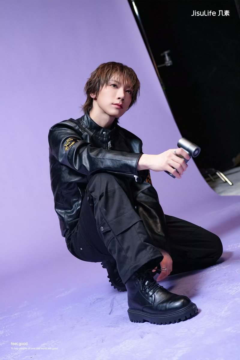 TENzenter's tweet photo. 260818  几素JISULIFE official Weibo update #TENxJisuLife

เก็บโมเมนต์สุด “มีสไตล์” ของ TEN 💜
หยุดภาพไว้ตรงนี้ แล้วปล่อยให้สไตล์ของ TEN เปล่งประกาย ✨ 

ท่ามกลางแสงและเงาที่สลับกันไป เก็บทุกมุมเสน่ห์อันหลากหลายของเตนล์ไว้ผ่านเลนส์ 

ตั้งแต่โมเมนต์น่ารักๆ ไปจนถึงลุคแฟชั่นสุดเท่ทุกเฟรมล้วนเป็นช่วงเวลาที่ทำให้หัวใจ “สั่นไหว” ในแบบที่เป็นเตนล์เท่านั้น ✨