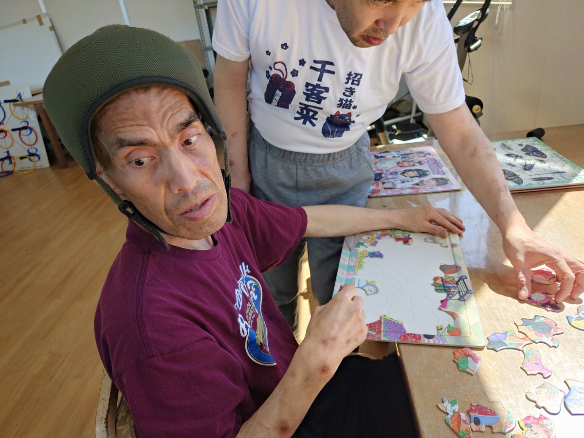 support_Nagomi's tweet photo. 本日、暑し。
鹿児島は少し涼しくなったと思えばまた猛暑が続くご様子で。
熱中症には常に注意を払ってます。
外での運動はリスク、となれば室内で過ごすようになりまして。
パズルで遊んだり、軽い体操をしたり。
皆様も無理のない過ごし方を。
#就労継続支援B型 #鹿児島 #��ズル #夏 #暑い https://t.co/W5ZnlAGtgy