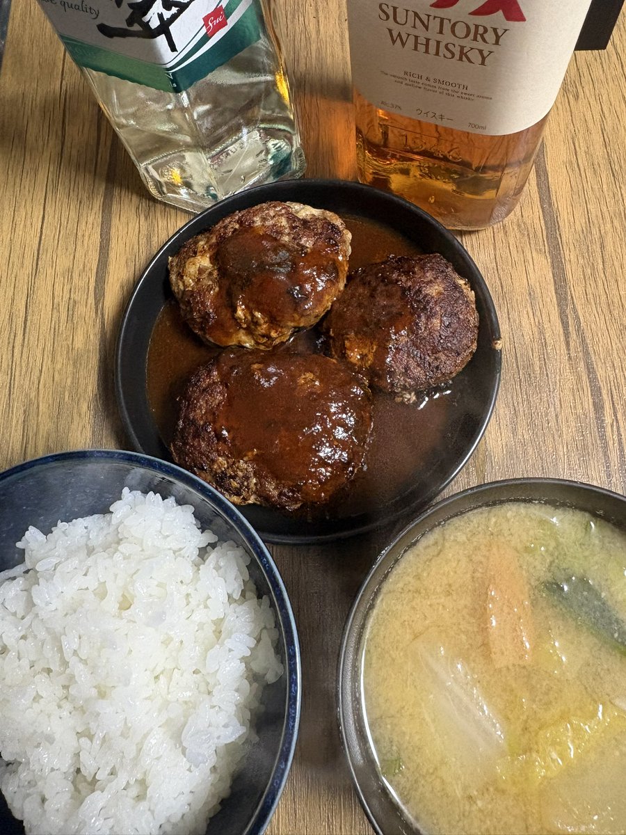 yousan528's tweet photo. 最近のご飯
味噌煮込みうどんにハンバーグ
#お昼ごはん　#夕飯　#晩酌 https://t.co/gyqCfKhIpp