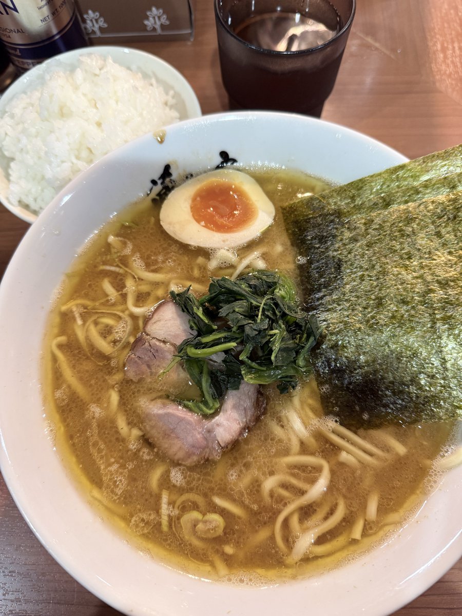sikiroa's tweet photo. 蔵人家
盛岡の名店
ここではMAXしか頼めない病に罹患しているのでもちろんMAX
チャーシューは洞くつ家ほどでは無いがやや噛みごたえはある。噛むと旨みが溢れて来るのでとても美味しい。
海苔は浸しても形が崩れにくく、ライス巻がとてもしやすい
スープ自体の味のキレも良い上、麺にも味が付いてて神 https://t.co/rc71FyYTI9