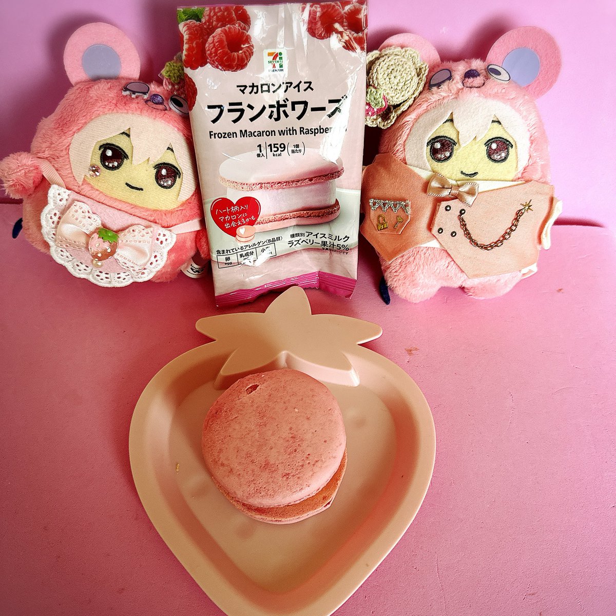 chichiiigo's tweet photo. 久々のおじょー🩷と
ようやく食べれたマカロンアイス
いつ食べようかなと思ってると新作が出るからまた冷凍イキ。。。

甘くてちょっぴりすっぱくてまたあまおいしい〜
そして今日もトモダチとすれ違い
中々タイミング会えないな...  
#もんてんかわいいかようび　
#アイス好き　#マカロンアイス https://t.co/mKXVVoYvOu