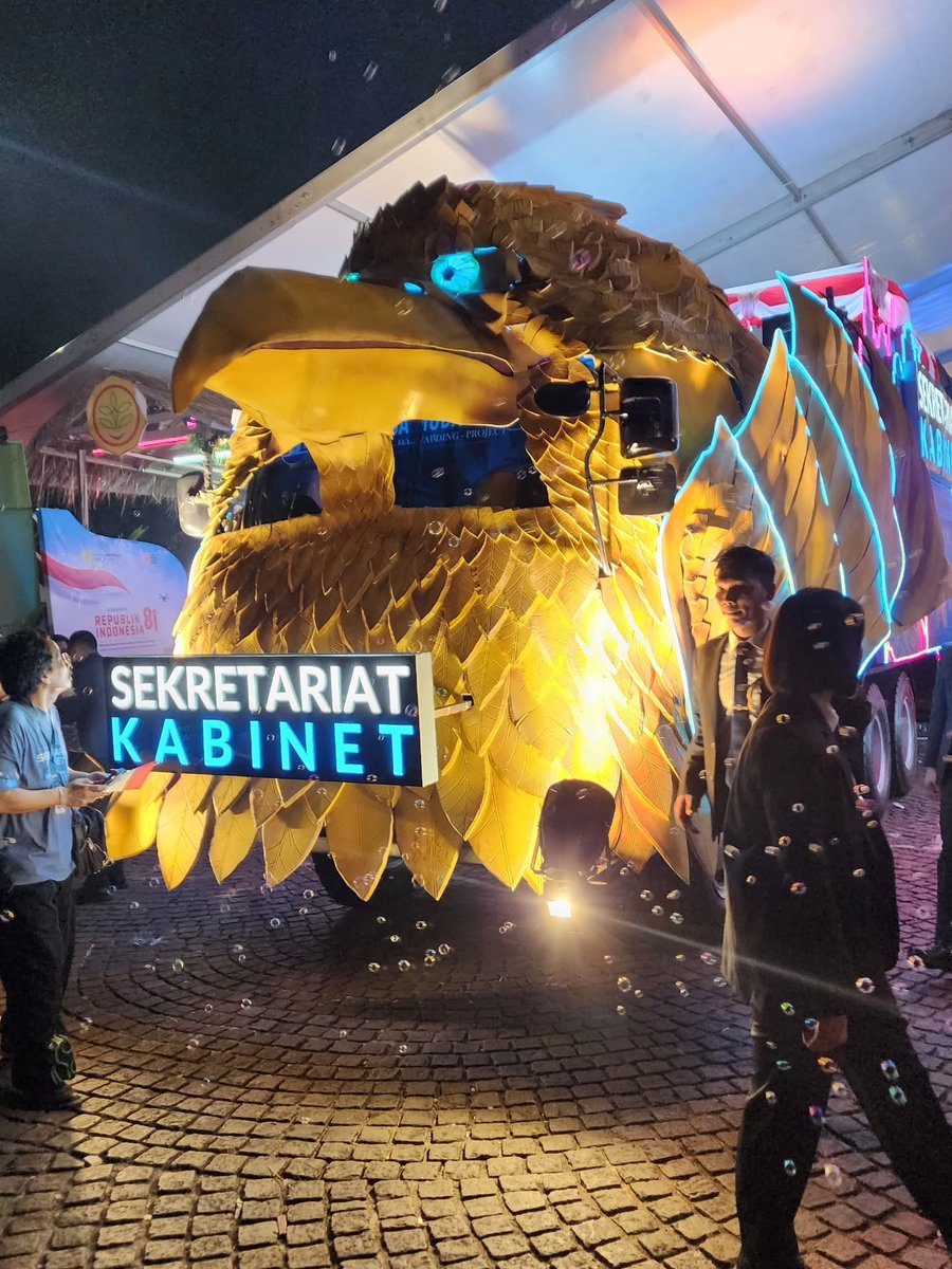fujikaize's tweet photo. @Sekoi18 GA BOLEH.
mereka aja mampu buang2 duit milyaran cuma buat acara karnaval semalam, ngapain ngemis2 lagi ke rakyat? https://t.co/ziE4ircJA2